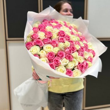 101 бело-розовая роза (70 см)